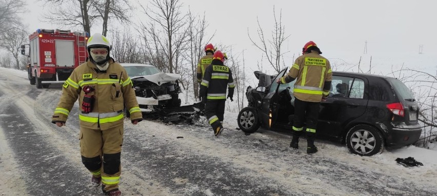 Wypadek w Lisewie - kierowcy obu aut trafili do szpitala