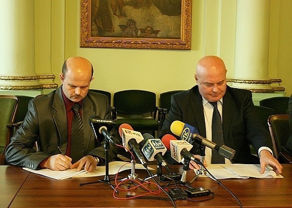 W sądeckim ratuszu prezydent Ryszard Nowak podpisał umowę z wykonawcą Ryszardem Maciakiem, zastępcą prezesa zarządu reprezentującego Zakład Budowlano-Montażowy &#8222;Grimbud&#8221;.