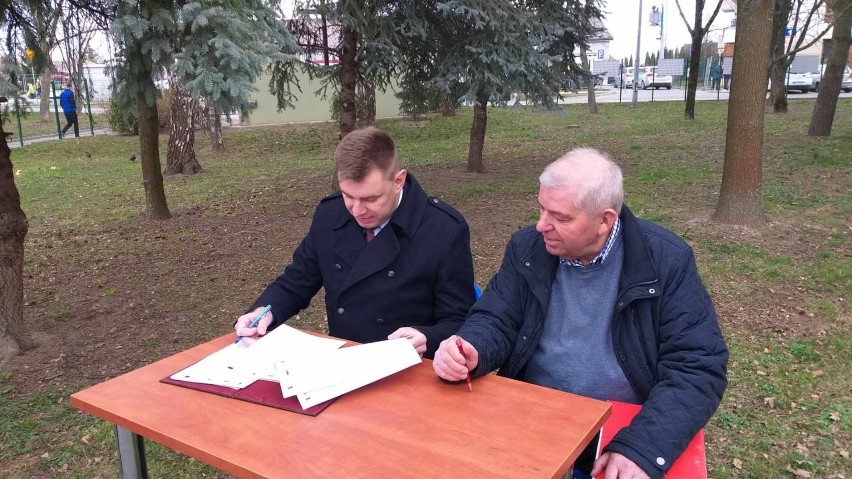 Umowę podpisują od lewej Marcin Marzec, burmistrz...