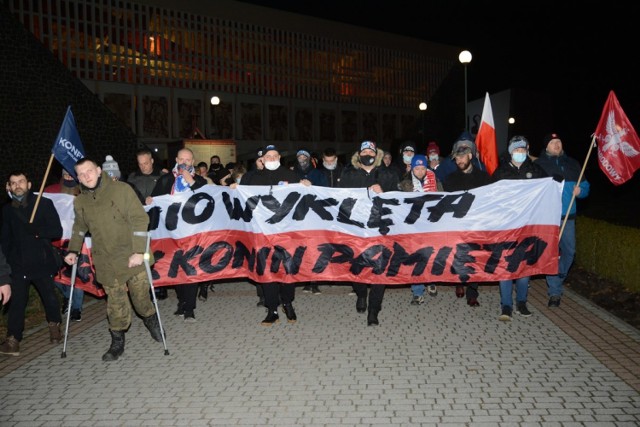 Marszem upamiętnili Żołnierzy Wyklętych. Marsz w centrum miasta. Uczestnicy przeszli pod pomnik poświęcony żołnierzom Batalionu „Pociąg” przy ulicy Błaszaka w Koninie.