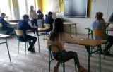 Egzamin ósmoklasisty 2021 w Starachowicach. W szkole numer 10 język polski pisali dłużej [ZDJĘCIA]