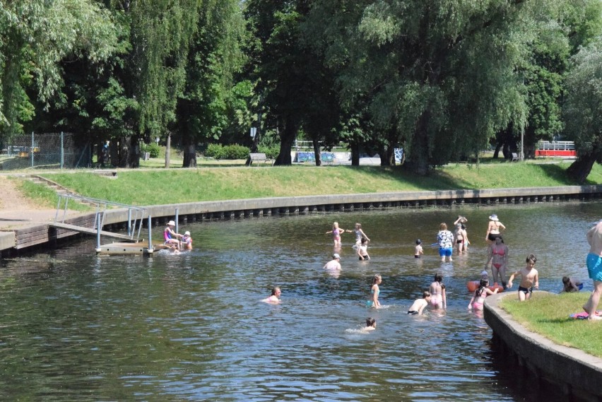 Kąpielisko w Pruszczu Gdańskim nad Radunią przyciąga wielu mieszkańców w upalne dni |ZDJĘCIA