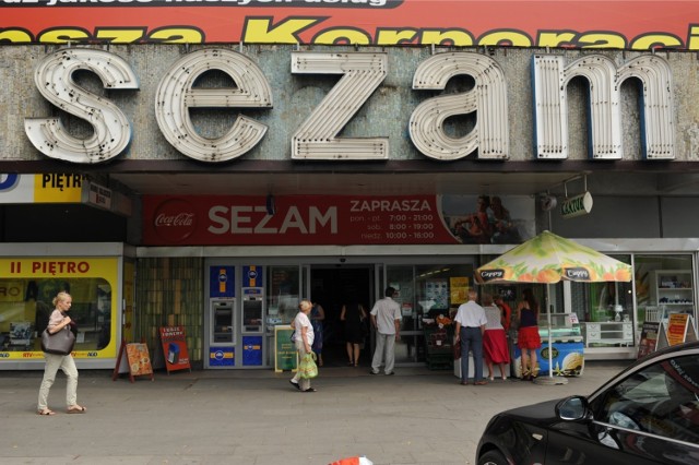 Zlokalizowany w domu handlowym Sezam, Mc Donald’s był pierwszą restauracją sieci w Polsce. Pojawił się w Warszawie 17 czerwca 1992 i przyciągnął tłumy już w dniu otwarcia. Koszt jego budowy wynosił 1 mln dolarów. Niestety, zniknął z mapy stolicy wraz z rozbiórką Sezamu w 2014 roku.