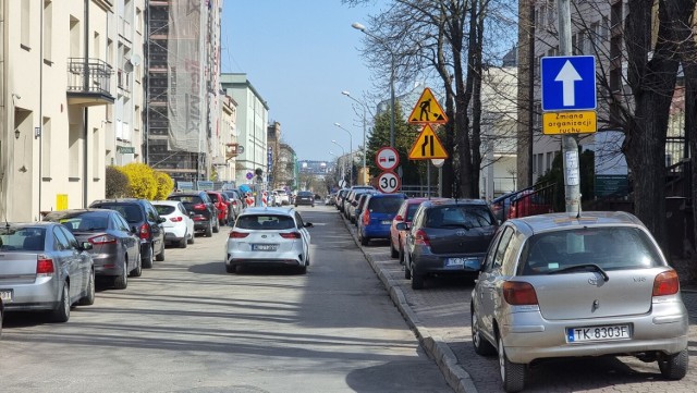 Przejazd ulicą Śniadeckich jest możliwy od Prostej w kierunku Seminaryjskiej.