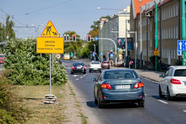 Kierowcy najbardziej narzekają na brak możliwości skrętu w lewo z ul. Przybyszewskiego na Dąbrowskiego.