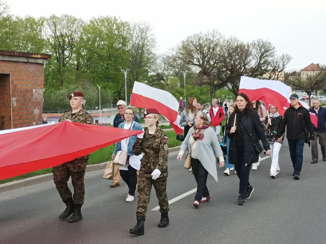 Przemarsz z biało-czerwoną flagą był punktem kulminacyjnym obchodów Dnia Flagi w Jastrzębiu.