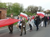 Święto flagi 2022 w Jastrzębiu-Zdroju - FOTO. Tysiąc mieszkańców przemaszerowało ulicami miasta, niosąc kilkusetmetrową biało-czerwoną flagę