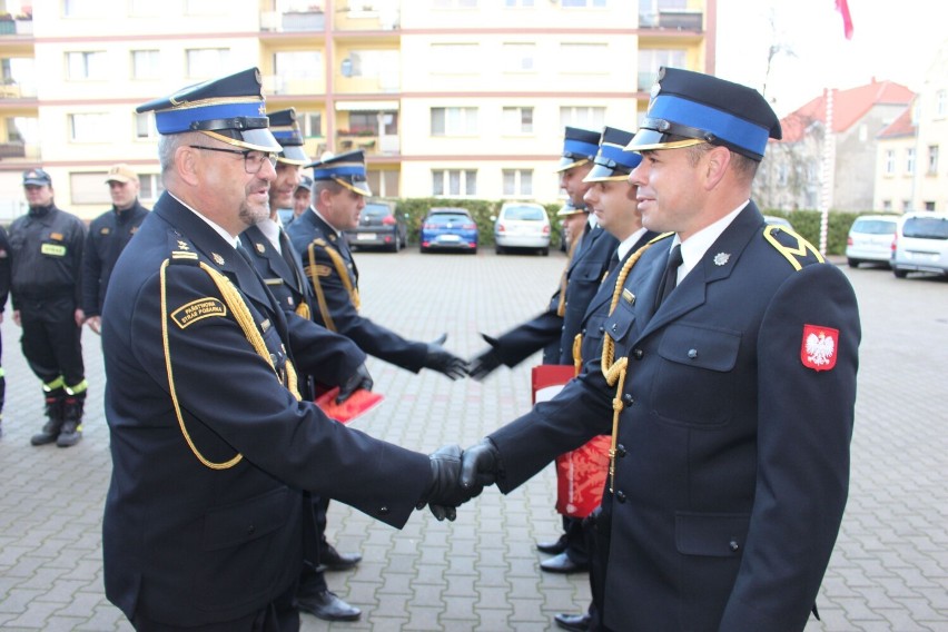 Strażacy z Chodzieży otrzymali awanse i nagrody z okazji 11 listopada