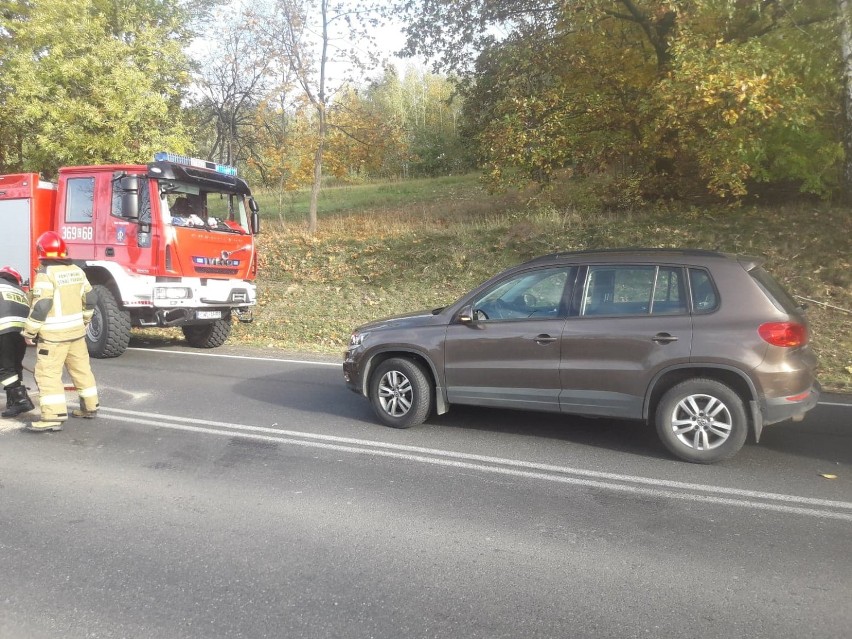 68-latka jadąca skuterem uderzyła w tył volkswagena. Trafiła do szpitala we Włocławku [zdjęcia]