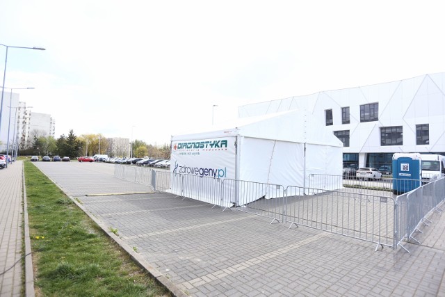 Koronawirus, Warszawa. Na Ursynowie powstał mobilny punkt do wykonywania testów na koronawirusa