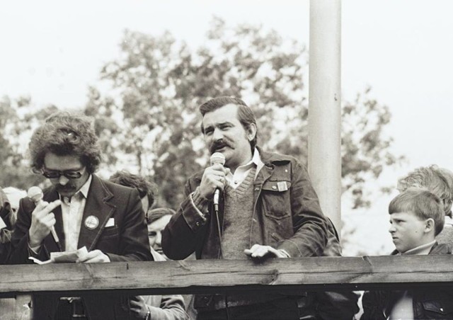 Spotkanie z Lechem Wałęsą w 1981 roku zorganizowano na placu defilad przy ul. Sudeckiej. Dziś w tym miejscu stoi hotel. Zjawiły się tam tłumy jeleniogórzan.