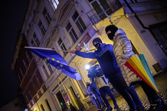 Manifestacja pod hasłem "Zostaję w Unii Europejskiej" odbyła się w niedzielę na ul. Wałowej w Tarnowie, w sąsiedztwie biura PiS.