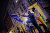 Tarnów. Manifestacja "Zostaję w Unii Europejskiej" przed biurem PiS w Tarnowie. Policja legitymowała uczestników [ZDJĘCIA]