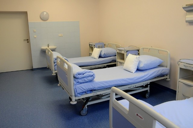 Łóżka za 50 tys. zł na oddziale położnictwa czekają na pacjentki już od czterech miesięcy