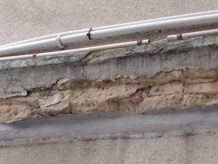 Odpadający tynk, wilgoć, zabite okna. Czy kamienica przy ul. Kościuszki w Starogardzie przejdzie remont?