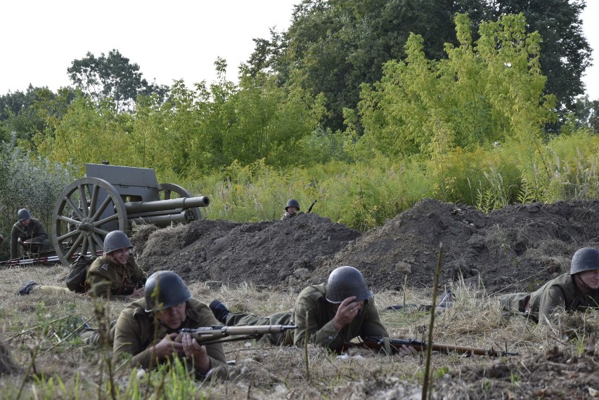 Rekonstrukcja bitwy pod Przyłękiem. Pojawił się nawet czołg