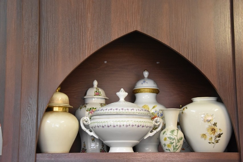 Gorlice. Galeria Cuda Świata to raj dla miłośników porcelany. Anna Wacławik z pasją opowiada o jej twórcach i projektantach [ZDJĘCIA]