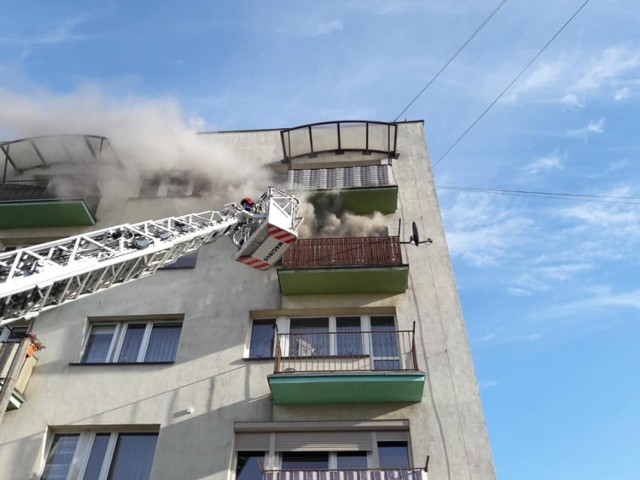 Pożarowi w mieszkaniu towarzyszyło spore zadymienie.