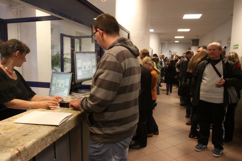 W Łodzi przed wakacjami ustawiają się kolejki po paszport