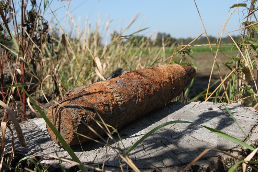 Mokry Dwór: Podczas prac w polu znaleziono pocisk z II wojny światowej
