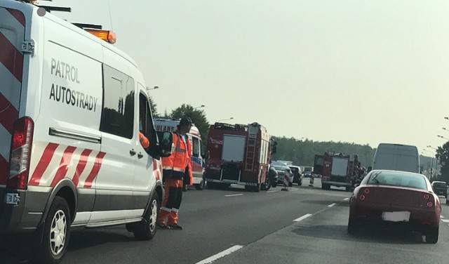 Uwaga na A4! Zderzenie trzech samochodów i zwężenie drogi