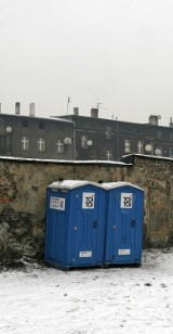 Świętochłowice: Zamarznięta woda w toaletach, na podwórkach stoją toi-toie
