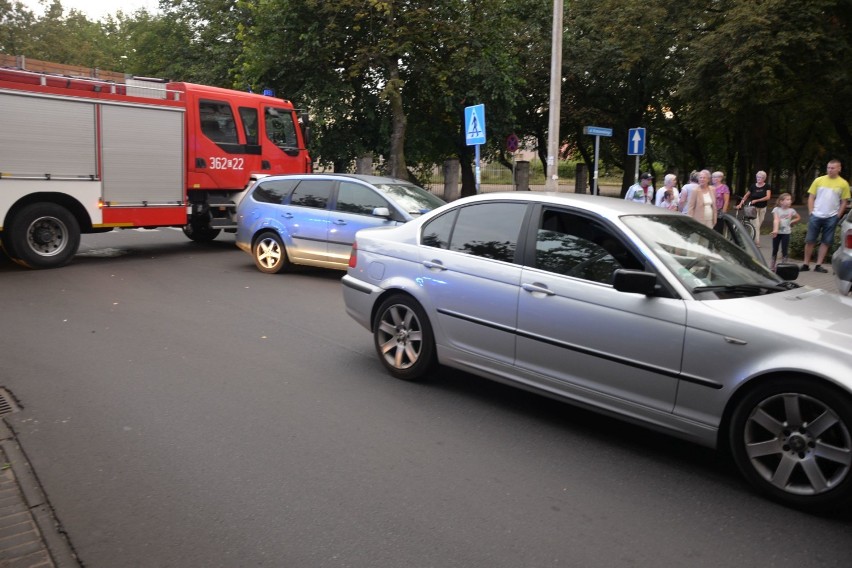 Groźny wypadek w centrum Włocławka. Zderzenie bmw i forda [zdjęcia, wideo]