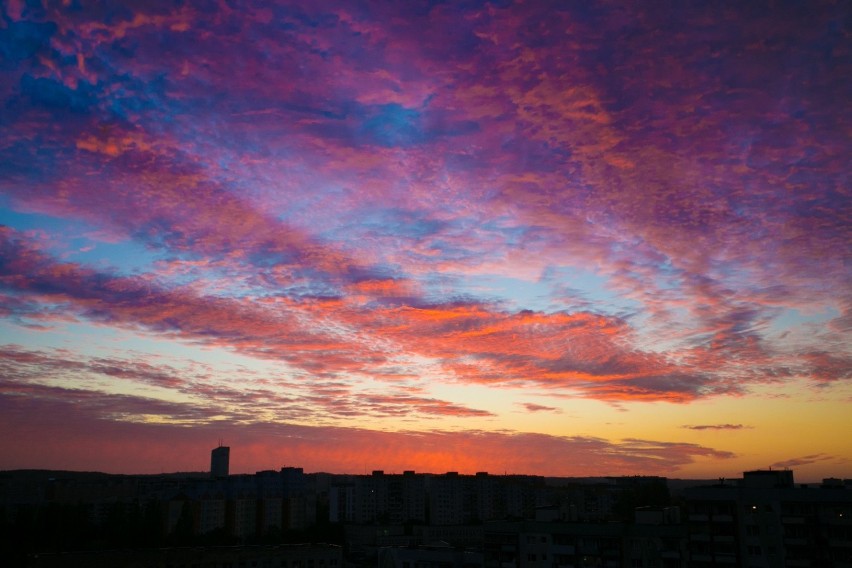 Takie zachody słońca tylko w Gdańsku! Niesamowite kolory na niebie nad gdańską Zaspą. Zdjęcia