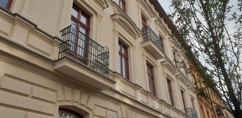 Mieszczącą się na parterze budynku frontowego bibliotekę...