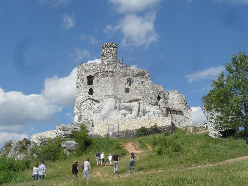 Turyści szturmują zamki w Mirowie i Bobolicach ZDJĘCIA
