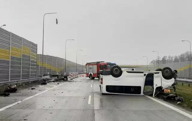 Wypadek na drodze S8 pod Łaskiem. Zderzenie 5 samochodów - bus na dachu.