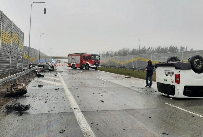 Wypadek na drodze S8 w Sięganowie pod Łaskiem. Zderzenie 5...