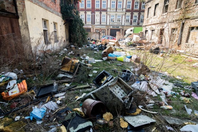 Temat dzikiego wysypiska przy ul. Mazowieckiej w Bydgoszczy wraca jak bumerang i niestety nikt nie ma pomysłu, jak go rozwiązać. A śmieci przybywa. - To wstyd dla miasta - mówią oburzeni mieszkańcy okolicy i  proszą o pomoc. - Już nie wiemy, do kogo się zwrócić - narzekają.

Ostatnio interweniowaliśmy w tej sprawie w maju ubiegłego roku. Posesja przy Mazowieckiej 6, na której od paru lat istnieje dzikie wysypisko to teren prywatny - jego właściciele nie żyją, spadkobierców nie można znaleźć, a straż miejska wyczerpała wszelkie możliwości rozwiązania tej sytuacji. 


Wielki kłopot ze śmieciami w centrum Bydgoszczy - zobacz wideo.

