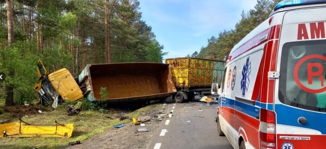 Do wypadku doszło we wtorek 1 czerwca około godz. 7.30 na wysokości miejscowości Krzewiny. Zderzyły się dwa samochody ciężarowe. 

Dwie ciężarówki zderzyły się na trasie między Zieloną Górą a Nowogrodem Bobrzańskim (DK 27) na wysokości miejscowości Krzewiny. 

- Jeden z samochodów ciężarowych zjechał na przeciwległy pas ruchu i zderzył się z jadącym z naprzeciwka innym samochodem ciężarowym - poinformowała nas podinsp. Małgorzata Barska z zespołu prasowego zielonogórskiej policji.

Niestety, w wyniku tragedii zginął kierowca tego pojazdu, który zjechał z drogi. Drugi z kierowców jest w ciężkim stanie. 

Śmiertelny wypadek na DK 27
Na DK 27 tworzą się ogromne korki, a droga jest zablokowana. Taki stan rzeczy może potrwać jeszcze nawet 3 godz. 

Wyznaczono objazdy:
- od strony Zielonej Góry na wysokości Świdnicy należy kierować się na Ochlę - Niwiska - Nowogród Bobrzański
- od strony Nowogrodu Bobrzańskiego należy jechać na Kaczenice - Niwiska - Ochla.

Przeczytaj też:
Akcja uzbrojonych służb na zielonogórskim deptaku

WIDEO: Wypadek na S3 na wysokości Cigacic. Zderzyły się 4 samochody osobowe
