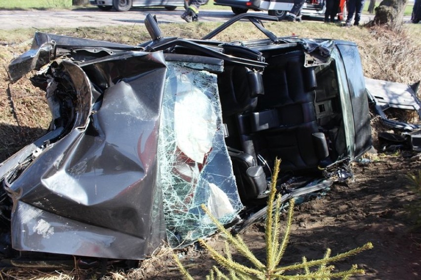 Śmiertelny wypadek w Bobrowcu. Rosjanin uderzył w drzewo