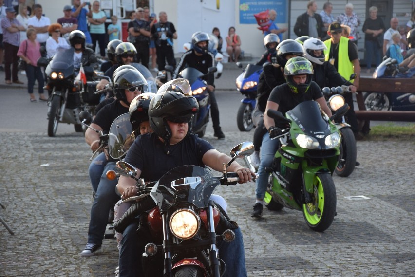 Parada motocykli podczas festynu "Spotkajmy się na św. Jakuba" w Bakałarzewie . Na rynku zaroiło się od motocykli [Zdjęcia]