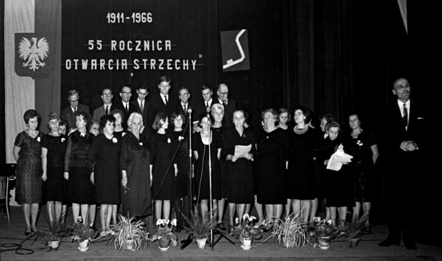 Chór kolejowy, który prowadził Aleksander Orłowski. Chórzyści wystąpili z okazji rocznicy otwarcia Strzechy w 1966 roku.