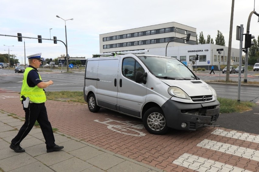 W Toruniu bus zderzył się z karawanem. Nikomu nic się nie...