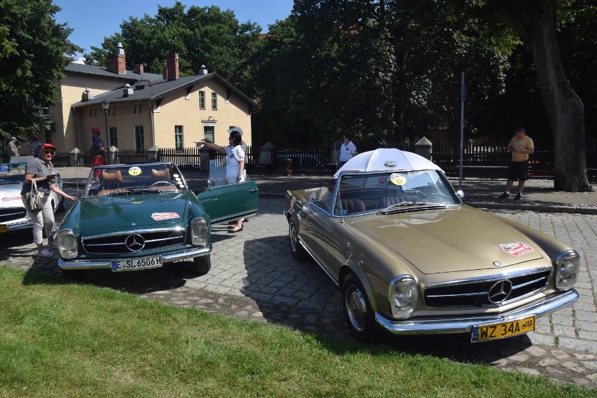 Malbork. Stare mercedesy przy zamku [ZDJĘCIA]. Przez miasto przejechali uczestnicy zlotu Pagoda 2020