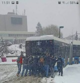 Tragiczne warunki na drogach w Rybniku i regionie. Drogowcy przegrywają walkę z intensywnymi opadami śniegu