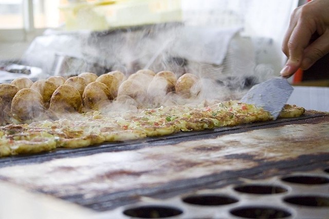 Źródło: http://commons.wikimedia.org/wiki/File:Takoyaki_cooking.jpg