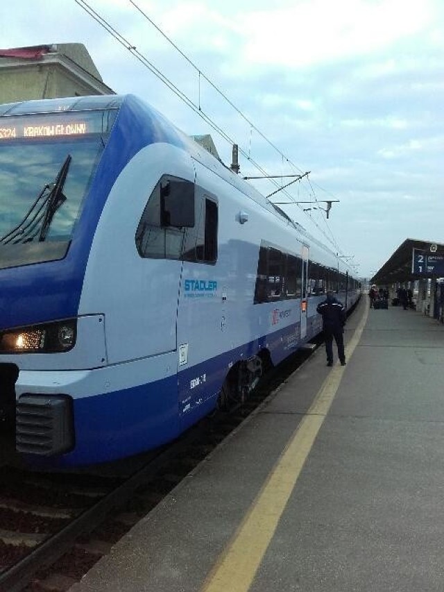 Pociąg został na stacji w Skarżysku. Pasażerom kolej zorganizowała transport autobusowy