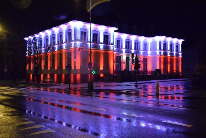W Dzień Flagi urząd miasta w Pruszczu mienił się biało-czerwonymi barwami. Zobaczcie zdjęcia!