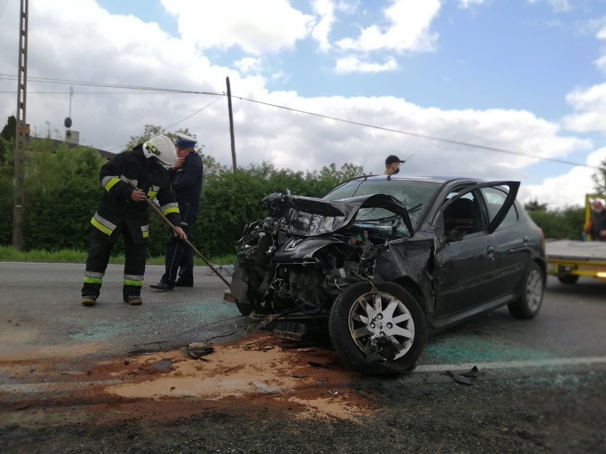 Wypadek w Srocku na DK 91: dwie osoby ranne. Samochód...