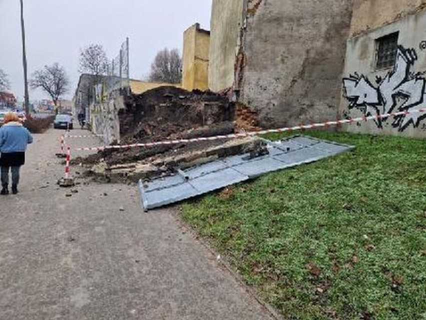 Przewrócony mur w rejonie skrzyżowania ulic Andrzeja, św....