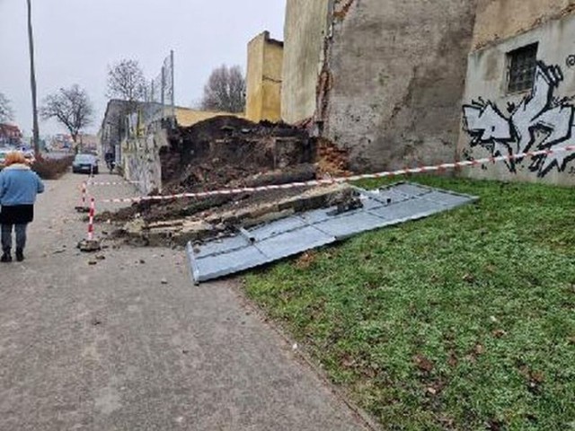 Przewrócony mur w rejonie skrzyżowania ulic Andrzeja, św. Ducha i NMP