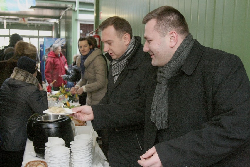 Śniadanie wielkanocne na Zielonym Rynku w Łodzi. Politycy SLD rozdawali żurek [ZDJĘCIA]