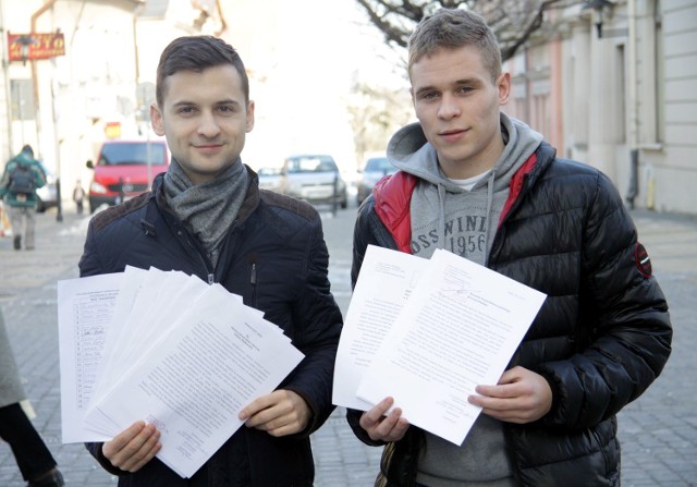 Łukasz Marcin Niebelski i Michał Dworski to jedni z inicjatorów akcji. Zebrane podpisy chcą dostarczyć minister Bieńkowskiej.