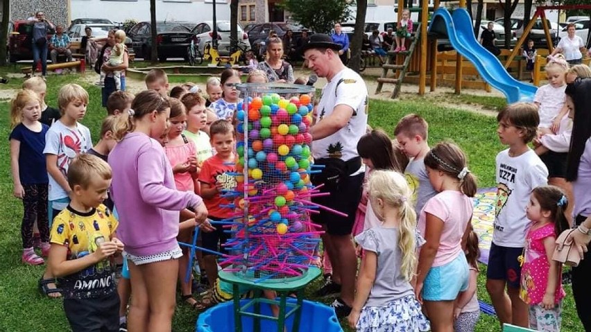 Wakacje z animatorem na os. Króla Augusta w Rzeszowie. Świetnie bawią się dzieci i dorośli [ZDJĘCIA]