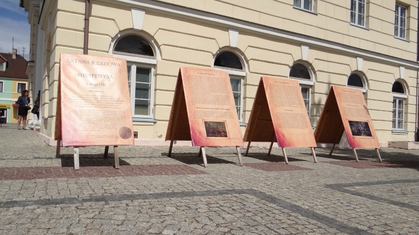 Tablice z fragmentami Konstytucji 3 Maja na Placu Kościuszki 